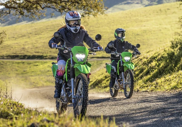 カワサキの定番オフ車『KLX230』が2026年モデルに、目玉は新カラー＆スマホ連携