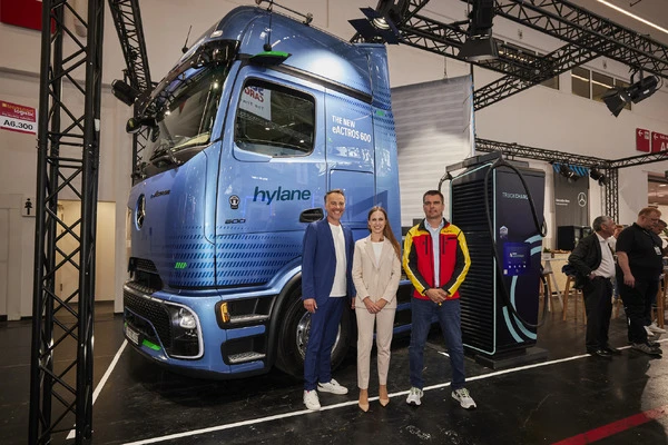 ダイムラートラックとDHLが提携、メルセデスベンツの新型電動トラック導入へ