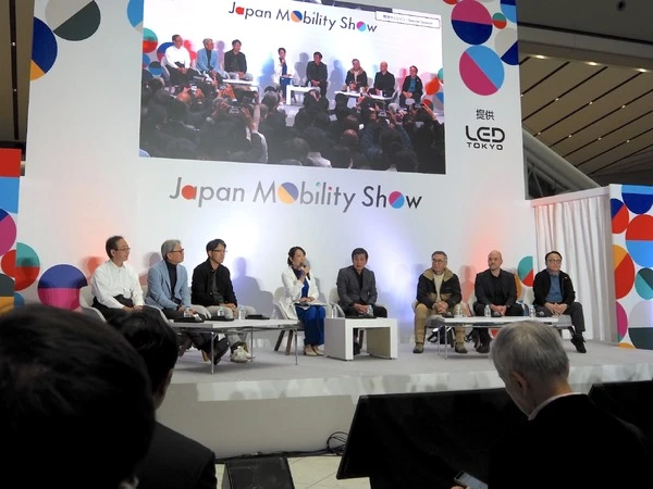 自動車メーカー社長らが愛車自慢、ドキドキワクワクを語る…ジャパンモビリティショー2025