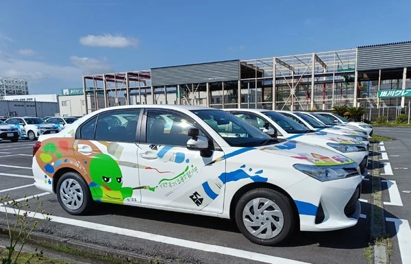 ラッピング教習車8種類が街を走る、プロスノーボーダー「三木つばき選手号」も…掛川自動車学校