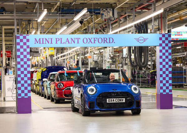 MINI『クーパー・コンバーチブル』、本拠地英国で9年ぶりにラインオフ