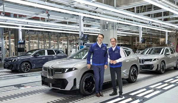 BMW「ノイエクラッセ」最初のモデル、『iX3』新型は10月末から量産開始