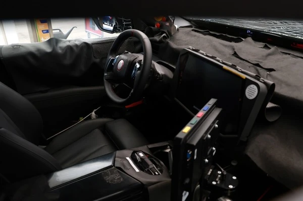 次期BMW『X5』の車内を激写！ メーターパネル廃止、全く新しいパノラミックiDriveディスプレイを搭載