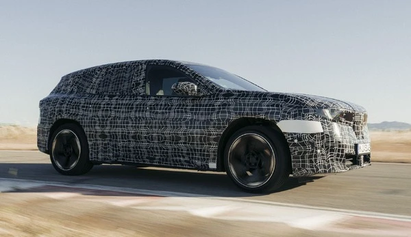 「ノイエクラッセ」第一弾のBMW『iX3』が登場間近！ SNSでの反応は