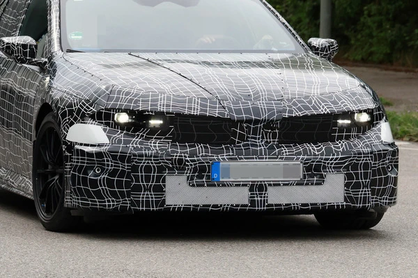 ついに「BMW M3」が電気で走る！ 4モーターを収める肉厚フェンダーが露出