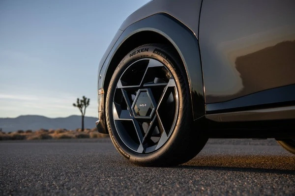 キア初のEVセダン『EV4』、ネクセンタイヤ純正装着