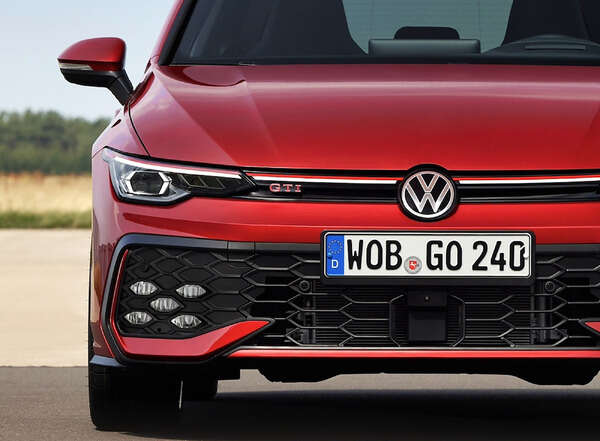 VW、ゴルフ「GTI」と「R」改良新型を日本初公開へ…東京オートサロン2025