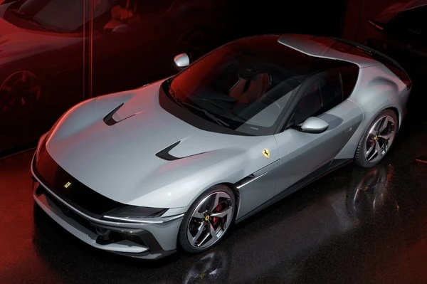 「型破りなアイコンを生み出した」フェラーリ『12チリンドリ』、Car Design Award2025を受賞