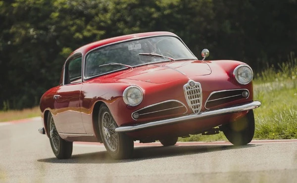 アルファロメオの最新スーパーカーと1956年製『1900スーパースプリント』が伊ミッレミリアを走る