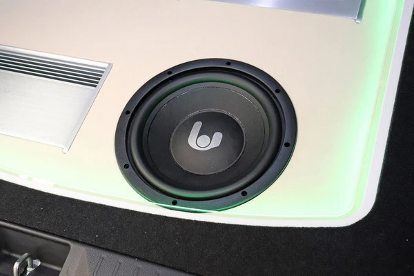 ＜新連載＞［低音を制する者はカーオーディオを制す］超低音が聴こえると、ロックもクラシックも臨場感が大幅向上！
