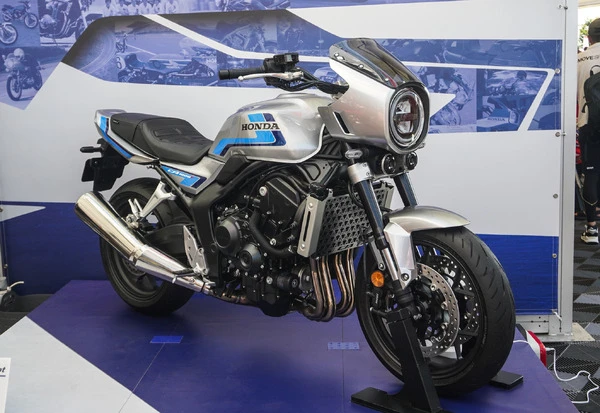 ホンダ『CB1000F SE コンセプト』を世界初披露！ カウルが付いてネオレトロ感アップ、MSショーからの変更点もチェック！