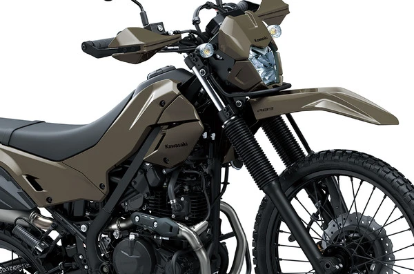 ミリタリーファンも注目!?「まるで偵察用オートバイ」なカワサキの新型車に「めっちゃカッコヨ」と反響