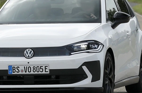 VW史上最も安価なEV、『ID.2』の量産ボディを激写！ 価格は2万5000ユーロ以下？