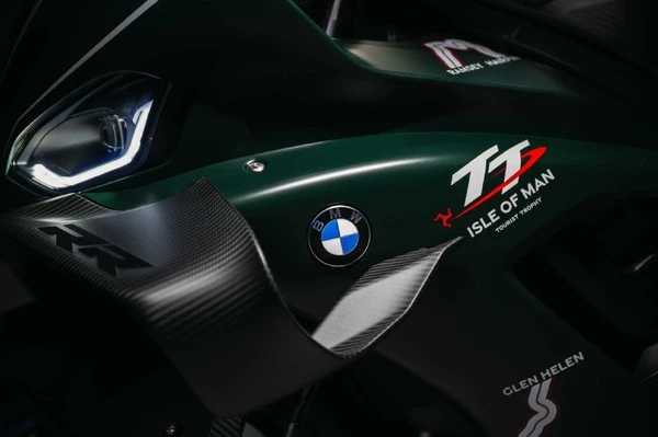 BMW M 1000 RRに「Isle of Man TT」、マン島TTレース115回記念車…世界115台限定