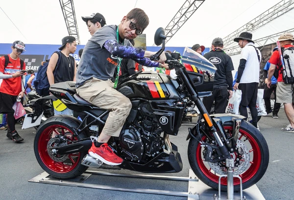 日本未導入モデルに「またがり放題」!? 鈴鹿8耐で新型『GSX-8T/TT』や話題の40周年記念モデルも