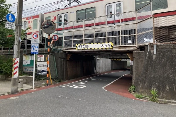 制限高さ1.85mの低いガード、元は道路ではなかった？…南千住～北千住