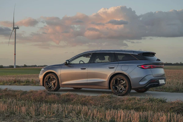 BYDが新型PHEVワゴンを欧州初公開、エンジン併用で航続1300km以上…IAAモビリティ2025