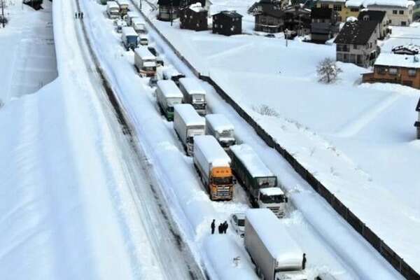 大雪に対する緊急発表…高速道と並行一般道で同時通行止めの可能性　国交省