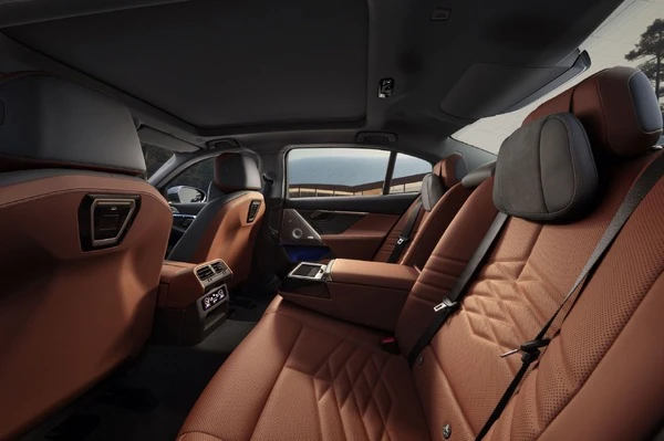 「日本市場にロング出るの?!」BMW『5シリーズ』のロングホイールベース発売に驚きの声広がる