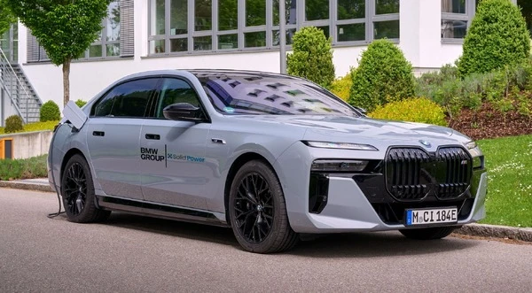 BMW、全固体電池搭載のEV『i7』プロトタイプを公開