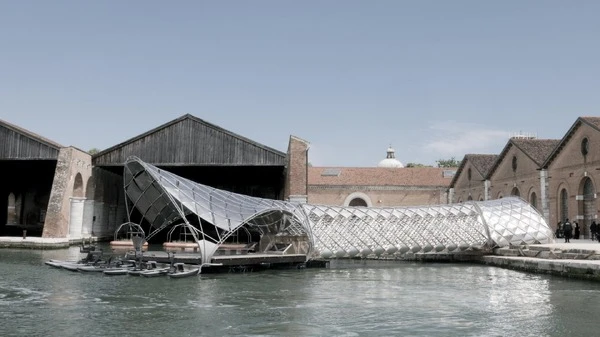ポルシェと建築家が描く未来都市交通、ベネチアで公開…水上と陸上をつなぐ37mの「ゲートウェイ」
