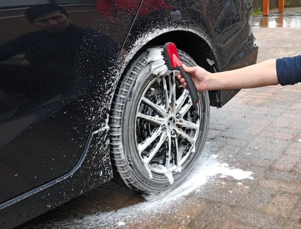 コメリが洗車グッズの新商品を発売、撥水力2倍のカーワックススプレーなど4アイテム
