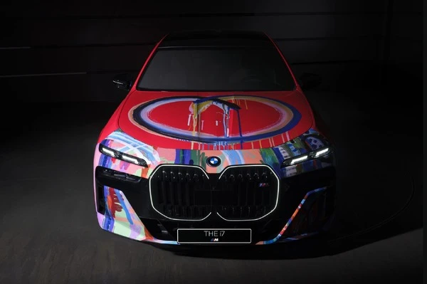 BMWの最上位EVセダン『i7』がアートカーに、韓国人アーティストとコラボ…9月3日初公開へ
