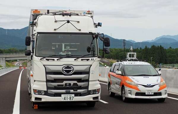 物流2024年問題解決へ…建設中の新東名区間で自動運転実現に向けた路車協調実証実験