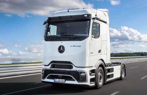 メルセデスベンツ、新型電気トラック『eActros 600』のラインナップを欧州で拡大