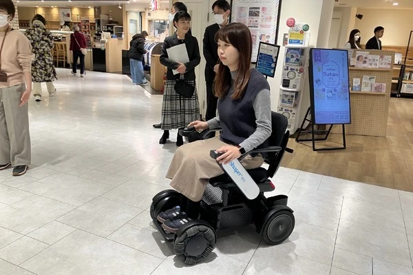 駅直結ショッピングセンターで近距離モビリティ『WHILL』の無料レンタル開始、アプリで無人貸出し