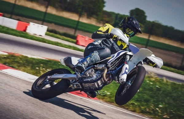 ハスクバーナのスーパーモト『FS 450』が2026年モデルに、燃料噴射設定変更で静粛性アップ