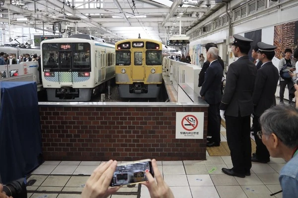 珍しい？ 西武サステナ車両8000系が西武新宿に入線---5月31日に定期運行開始