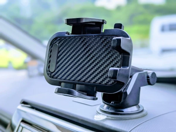 今年の暑さはヤバイ！ 車内で“スマホ熱暴走”、実践的対策教えます