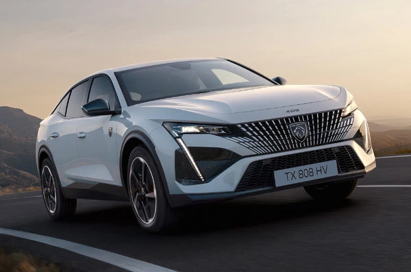 プジョー『408 GTハイブリッド』発売、48V MHEVで燃費を大幅改善　価格は529万円