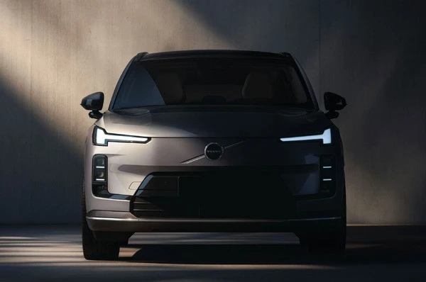 復活のボルボ『XC70』に熱視線！「PHEVで200km走るなら最高」「日本でも売ってくれ！」と期待の声