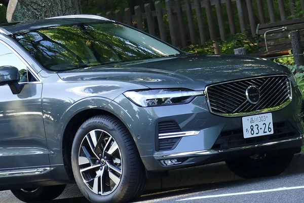 【ボルボ XC60 新型試乗】キレ味よくスムースな走り、ボルボらしいステアリングは“ソフト”で…島崎七生人