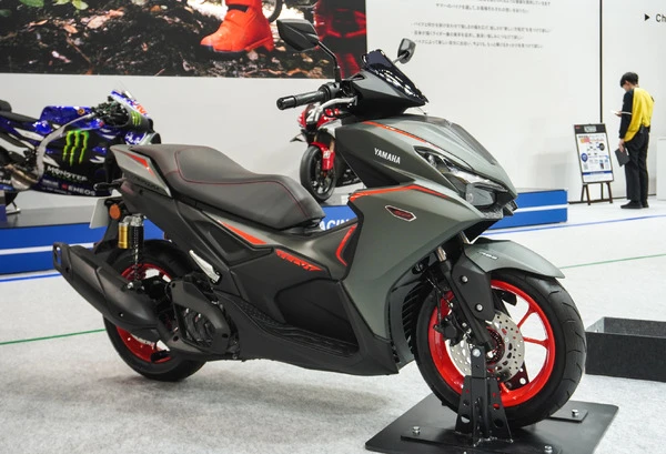 スクーターで朝活！ ヤマハ『AEROX』が生んだバイク文化と「YZF-R」との意外な共通点とは