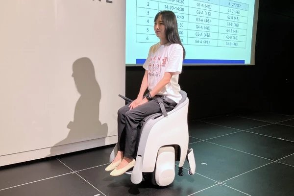 乗ってみた！ ホンダのハンズフリー1人乗りモビリティ、『UNI-ONE』がもたらす新移動体験