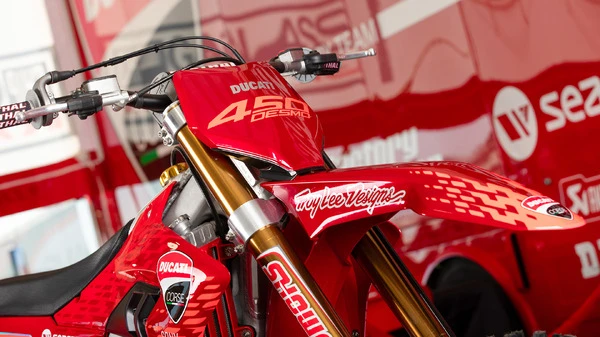 「しっかりドゥカティ感」ブランド初の“強烈”モトクロス専用車『Desmo450 MX』に熱視線！