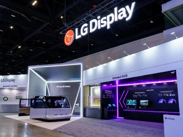 LG、未来の車載ディスプレイを披露、57インチP2Pパネルやスライド式OLED