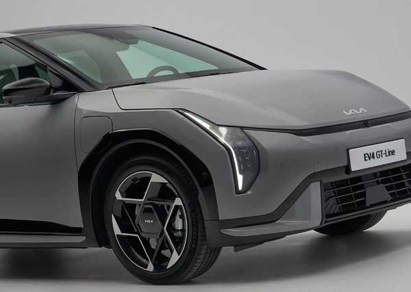 キア初のCセグ電動ハッチバック『EV4』、今秋英国で納車開始へ