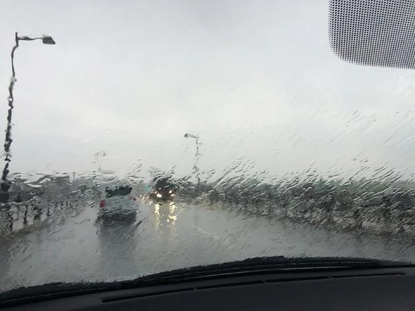 台風のとき車に乗る?! 避けたい行動と安全の工夫