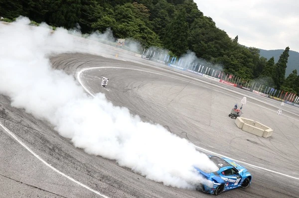 ドリフト競技の最高峰「D1グランプリ」開幕戦が5月10日と11日、奥伊吹モーターパークで開催