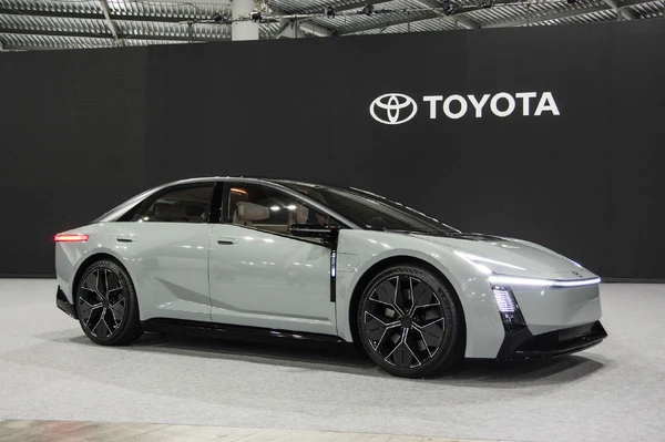 カローラクロスと立場が逆転、だからこそ生まれた「斬新セダン」のデザイン…ジャパンモビリティショー2025