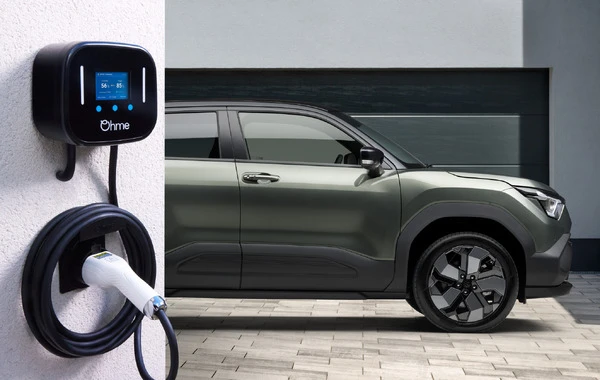 スズキ初のEV『eビターラ』、英スマート充電「オーム」とパートナーシップ締結