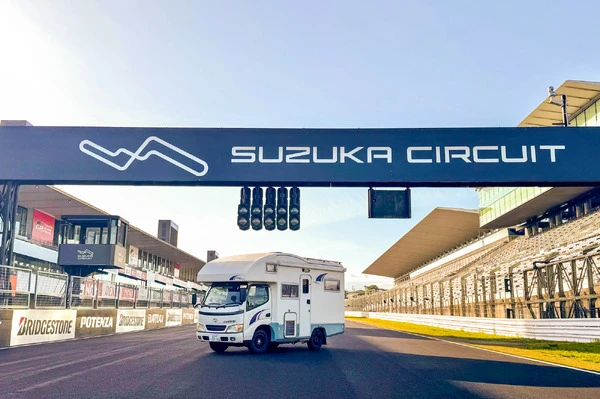 キャンピングカーから「鈴鹿8耐」と「SUPER GT」を観戦!? カーステイが車中泊スポットを運営