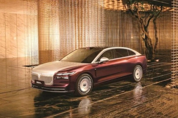 PHEVのEV航続、世界最長の410km達成…東風「VOYAH」の新型セダン『追光L』発表