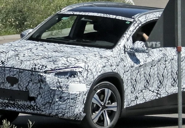 より高級に！ 人気SUV、メルセデスベンツ『GLA』の次期型プロトタイプが出現