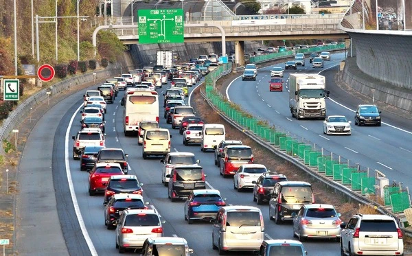 家族で長距離ドライブ、安全運転支援システムの利用実態を調査