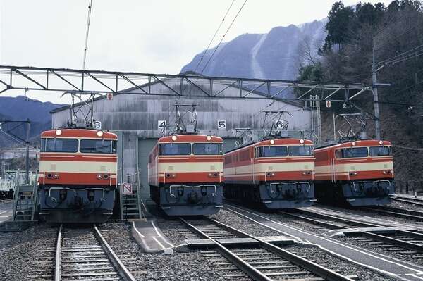 西武秩父線開通55周年記念車両…4000系電車がE851形電気機関車カラーに塗装替え